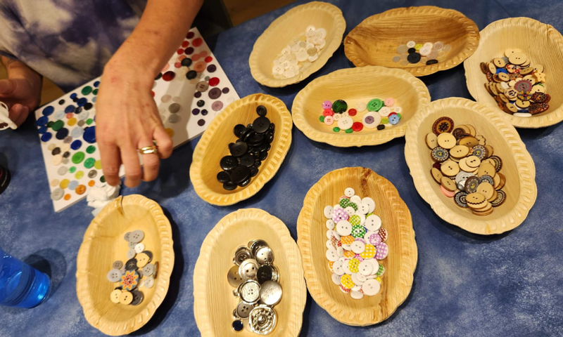 שולחן עם כפתורים - קרן וינברג, סדנאות עומק חויתיות